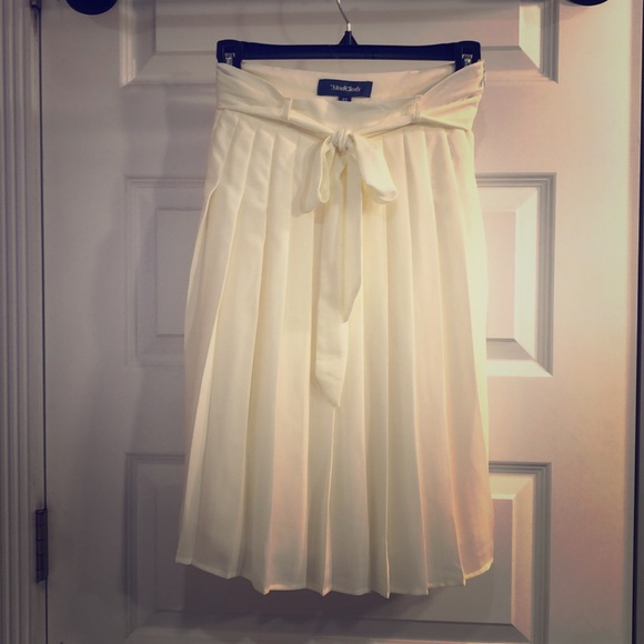 ModCloth Purely Pretty Cream Pleated Skirt NWOT - Picture 2 of 3